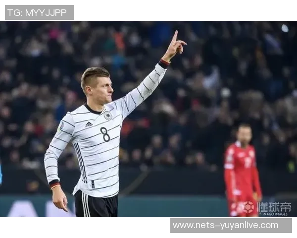 克罗斯：从足球场上的中场大师到全球球迷心中的传奇偶像